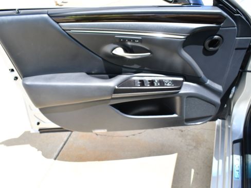 Used 2019 Lexus ES 300h w/ Premium Package FWD image 10