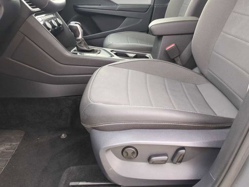 Used 2024 Volkswagen Taos SE image 18