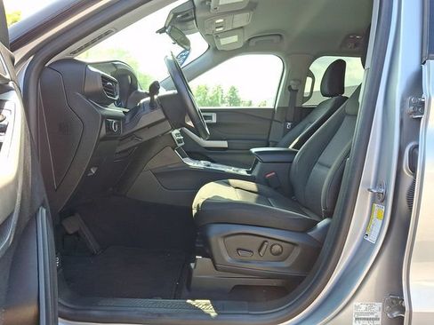 Used 2023 Ford Explorer XLT AWD/4WD image 15