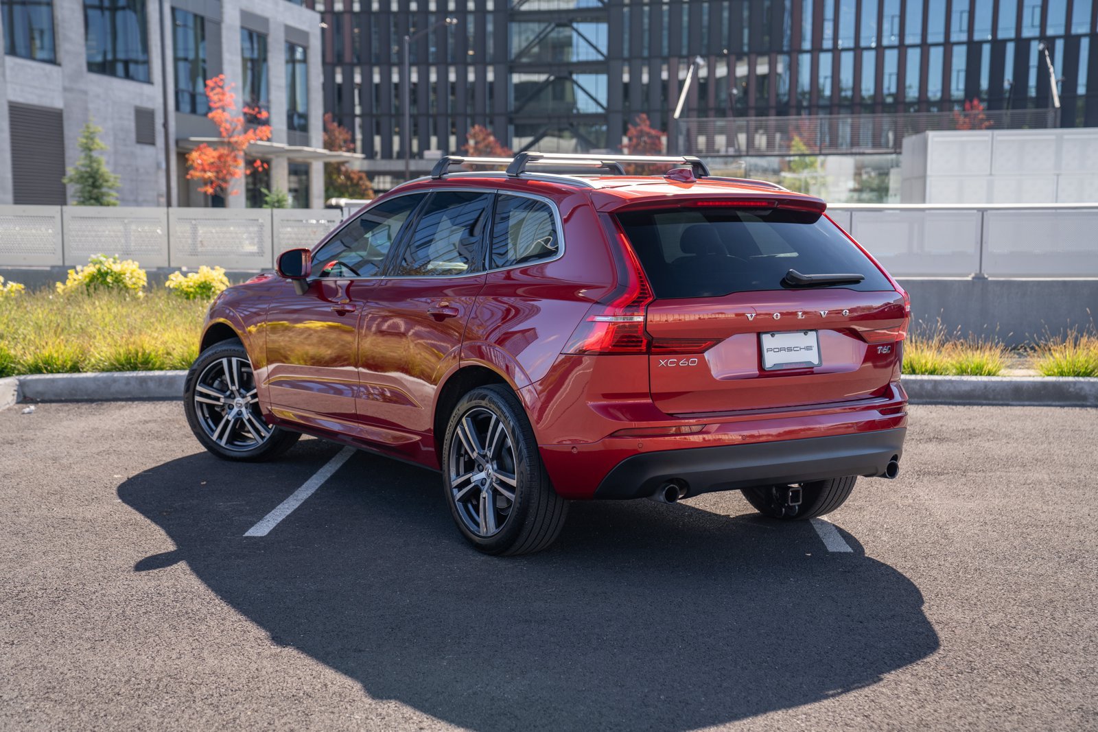 Used 2018 Volvo XC60 T6 Momentum w/ Convenience Package AWD/4WD image 3
