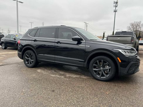 Used 2024 Volkswagen Tiguan SE w/ Panoramic Sunroof Package image 10
