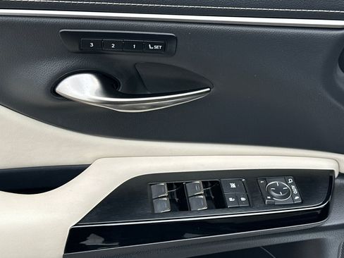 Used 2025 Lexus ES 300h w/ Premium Package FWD image 15