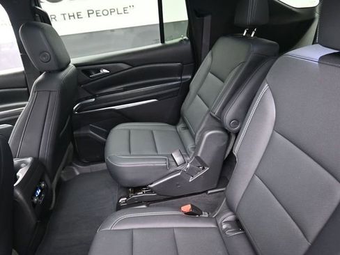 Used 2025 Chevrolet Traverse LT image 21