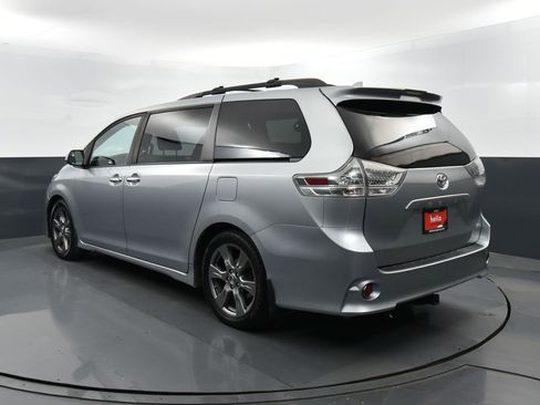 Used 2019 Toyota Sienna SE image 32