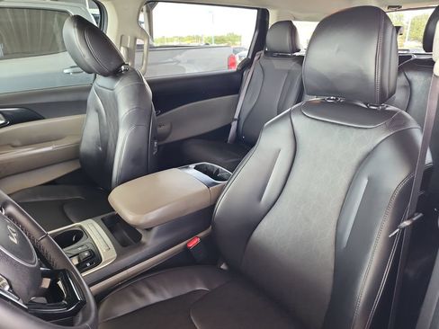 Used 2025 Kia Carnival FWD image 14