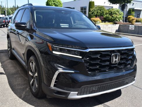 Used 2025 Honda Pilot Elite image 3