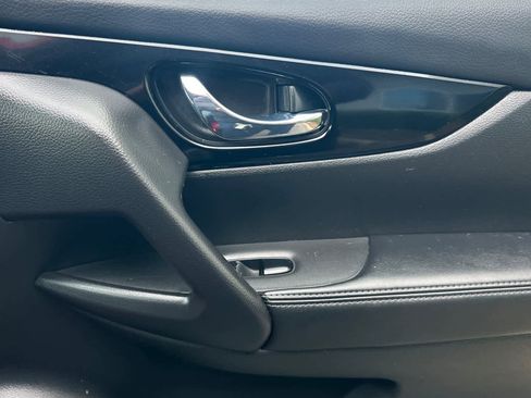 Used 2018 Nissan Rogue Sport SV image 19