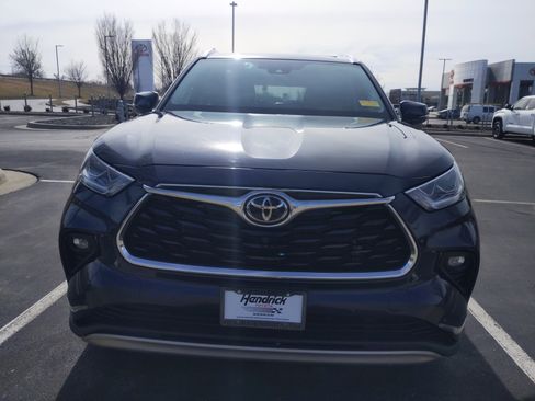 Certified 2022 Toyota Highlander Platinum image 3