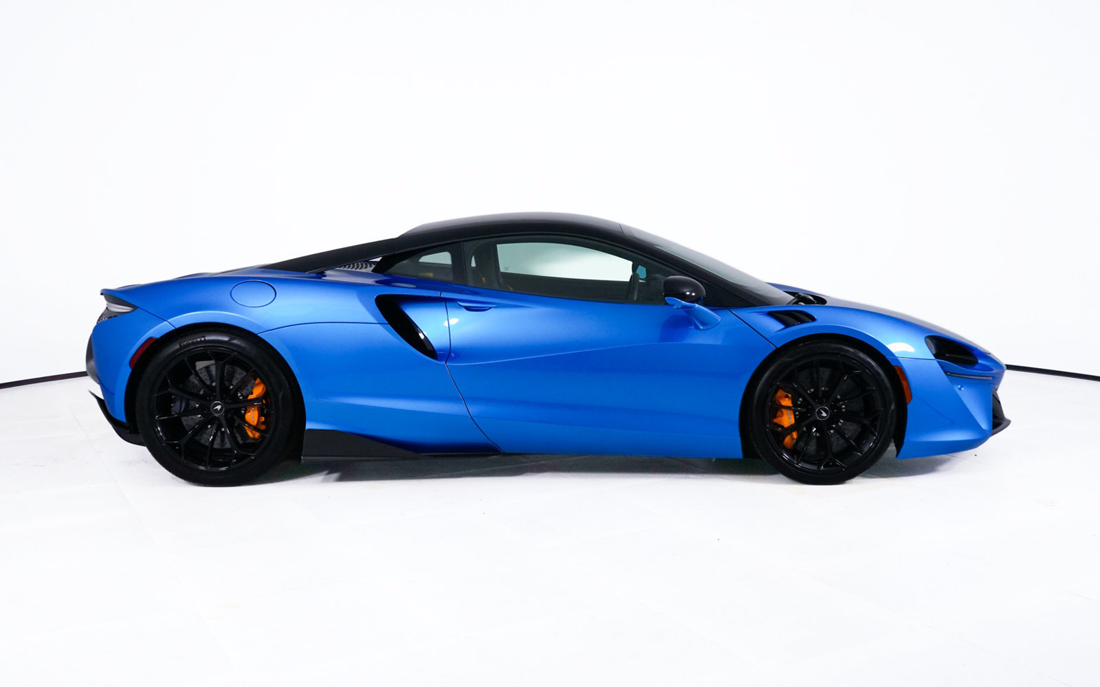 Used 2024 McLaren Artura RWD image 8