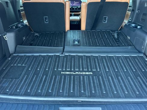 Used 2023 Toyota Highlander Platinum image 15