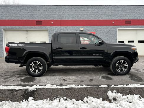 Used 2017 Toyota Tacoma TRD Off-Road image 2