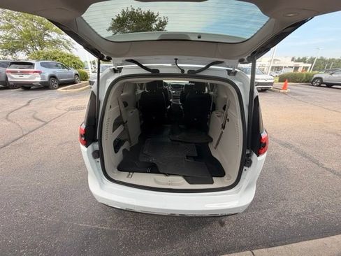 Used 2024 Chrysler Pacifica Touring-L FWD image 11