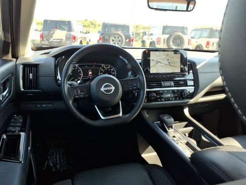 Used 2025 Nissan Pathfinder SL FWD image 15