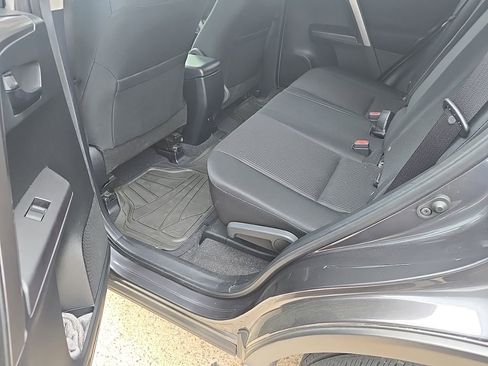 Used 2018 Toyota RAV4 LE image 12