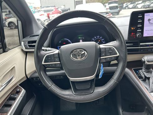 Used 2021 Toyota Sienna XLE image 8