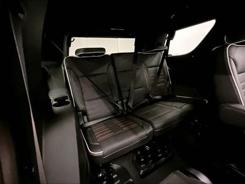 Used 2025 GMC Yukon AT4 Ultimate AWD/4WD image 33