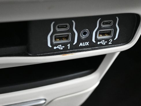 Used 2024 Chrysler Pacifica Touring-L FWD image 27