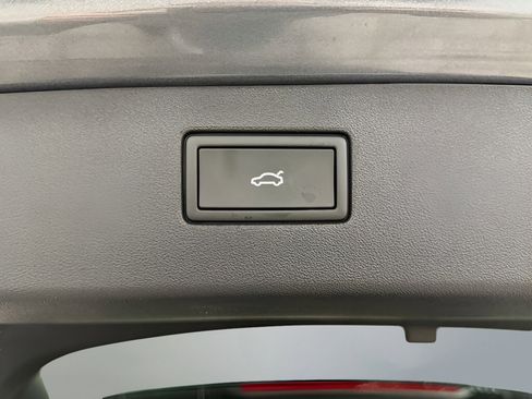 New 2025 Volkswagen Tiguan SE image 10