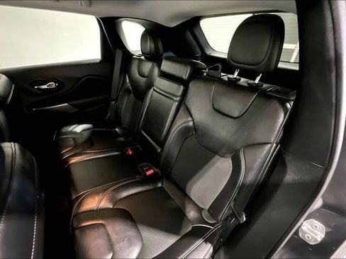 Used 2019 Jeep Cherokee Latitude Plus w/ Cold Weather Group AWD/4WD image 28
