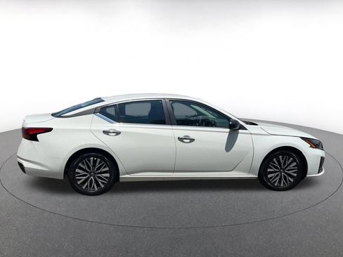 Used 2025 Nissan Altima 2.5 SV FWD image 16