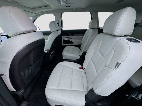 Used 2025 Kia Telluride EX w/ EX Captain's Chair Package FWD image 16