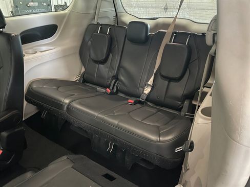 Used 2017 Chrysler Pacifica Touring-L w/ Tire & Wheel Group FWD image 17