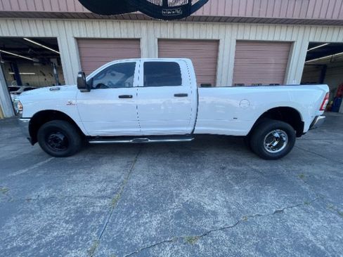 Used 2024 RAM 3500 Tradesman w/ Chrome Appearance Group AWD/4WD image 7