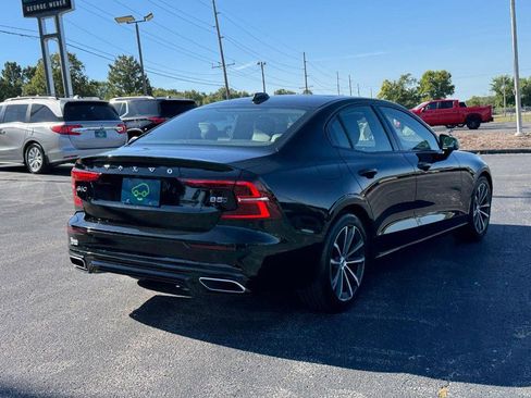 Used 2022 Volvo S60 B5 Momentum w/ Premium Package image 5