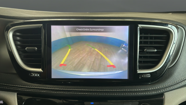 Used 2024 Chrysler Pacifica Limited FWD image 14