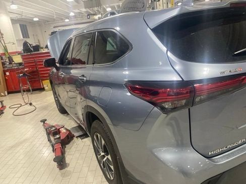 Used 2021 Toyota Highlander XLE AWD/4WD image 6