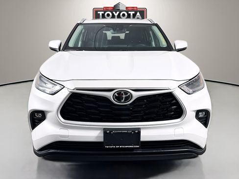 Used 2023 Toyota Highlander XLE AWD/4WD image 2
