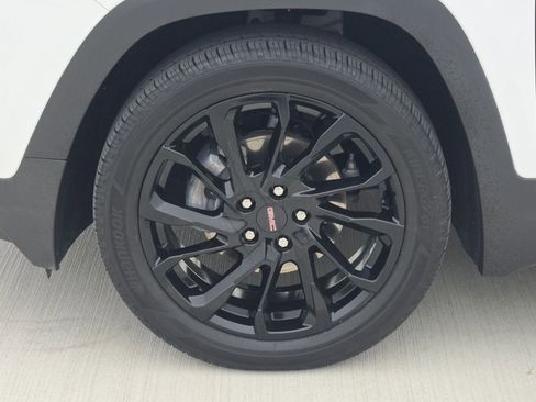Used 2024 GMC Terrain SLE w/ Driver Convenience Package FWD image 12