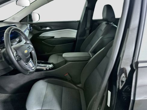 Used 2025 Chevrolet Trax LT w/ LT Convenience Package FWD image 13