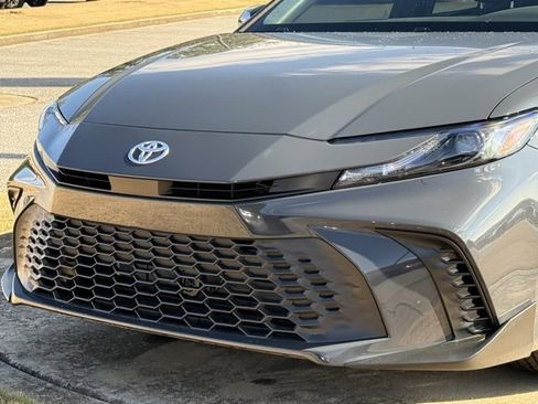 Used 2025 Toyota Camry SE image 9