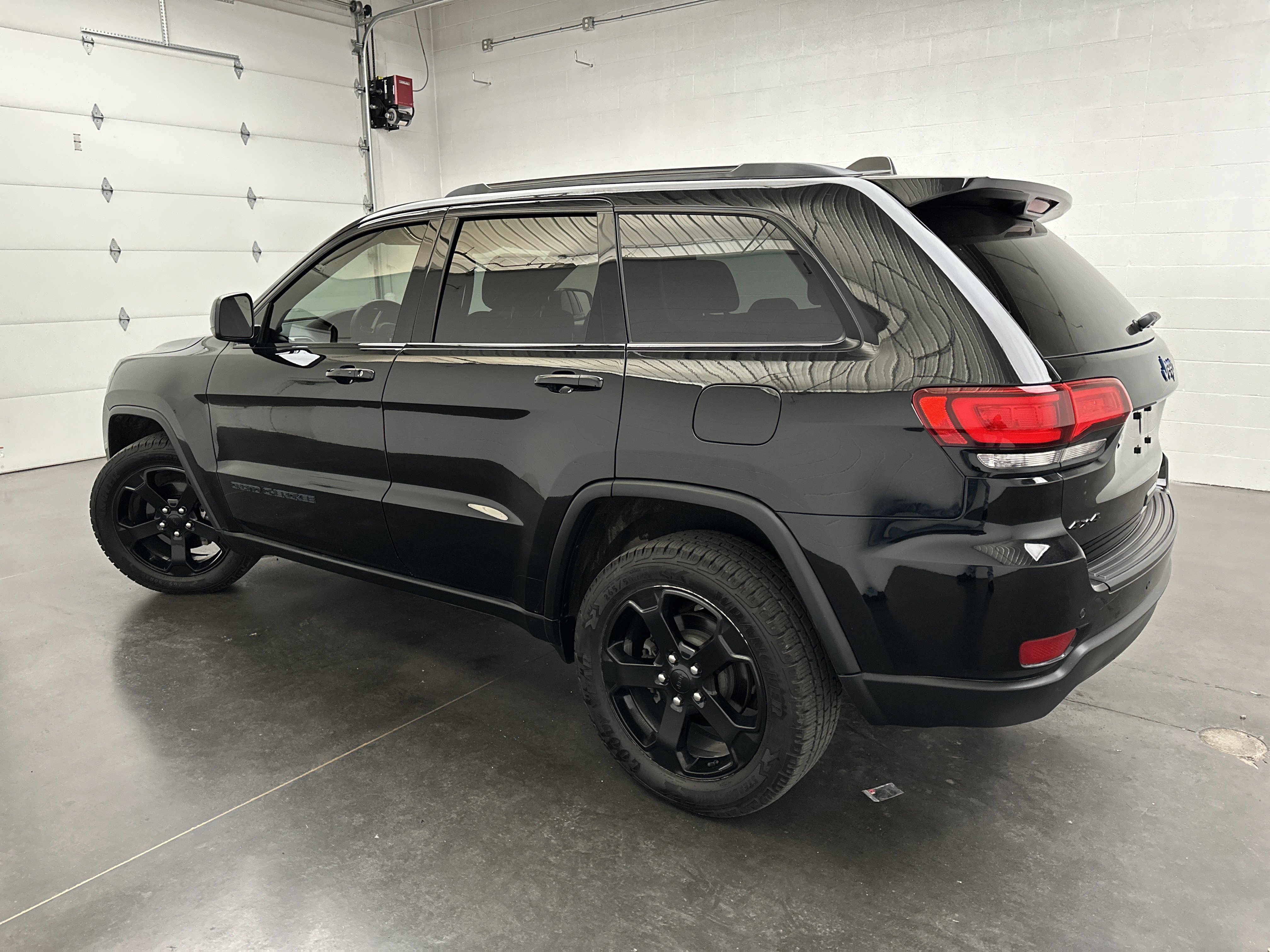 Used 2018 Jeep Grand Cherokee Laredo AWD/4WD image 6