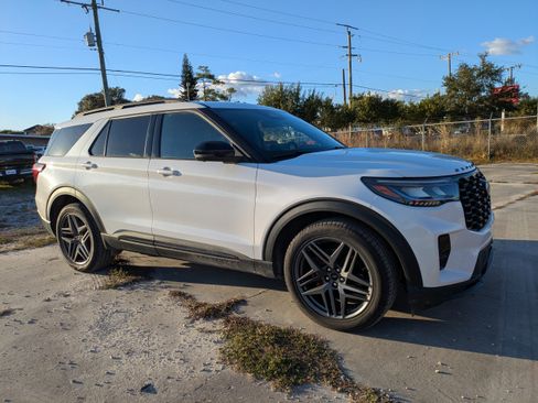 Used 2025 Ford Explorer ST AWD/4WD image 2