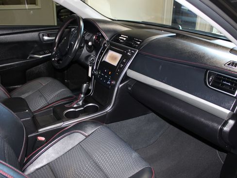 Used 2015 Toyota Camry SE FWD image 24
