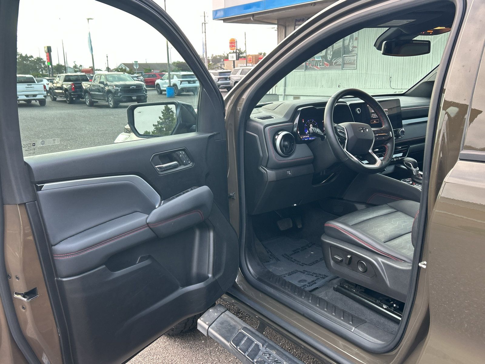 Used 2023 Chevrolet Colorado Z71 w/ Z71 Convenience Package 2 AWD/4WD image 12