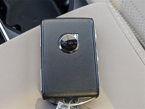 New 2025 Volvo XC90 B6 Core image 32