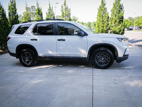 Certified 2025 Honda Pilot TrailSport image 11