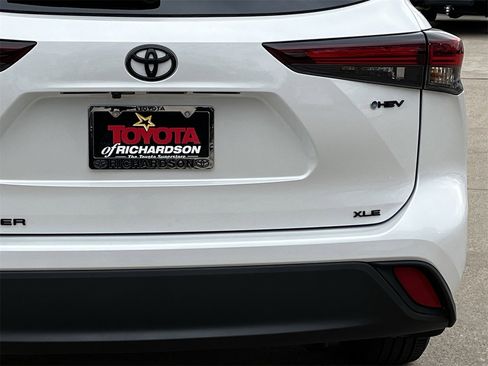 Used 2025 Toyota Highlander XLE image 6