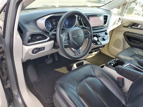 Used 2022 Chrysler Pacifica Touring-L image 11