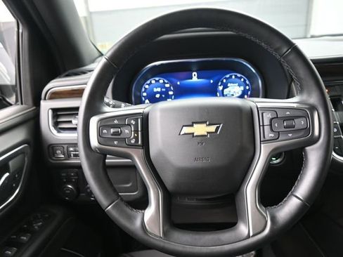 Used 2023 Chevrolet Suburban Premier image 8