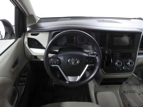 Used 2017 Toyota Sienna L image 10