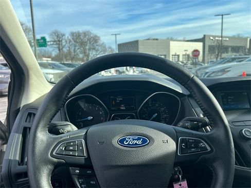 Used 2018 Ford Focus SE w/ SE Appearance Package image 11