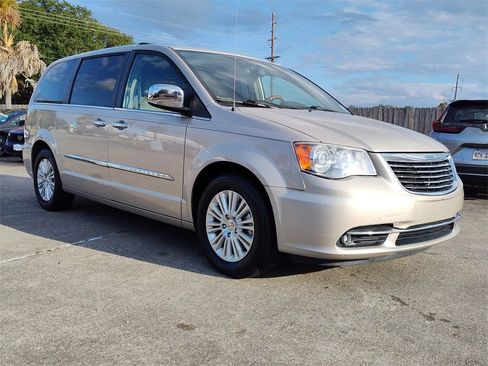 Used 2012 Chrysler Town & Country Limited w/ Luxury Group image 16