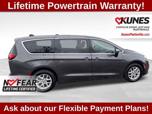Used 2023 Chrysler Pacifica Touring-L image 12