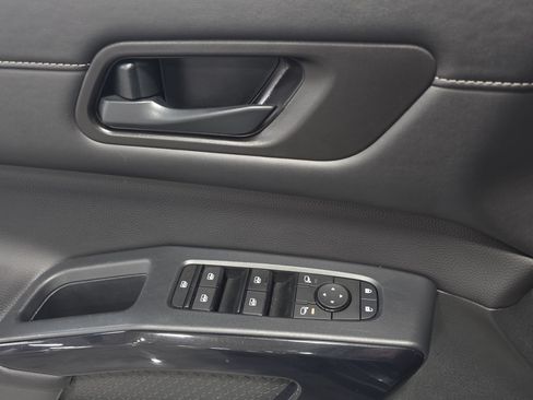 Used 2025 Nissan Pathfinder SV FWD image 27