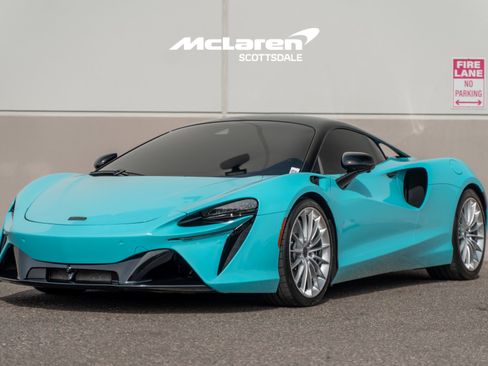 Used 2025 McLaren Artura image 3