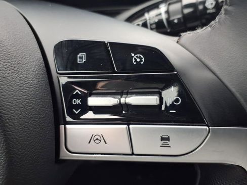 Used 2022 Hyundai Elantra Limited image 22